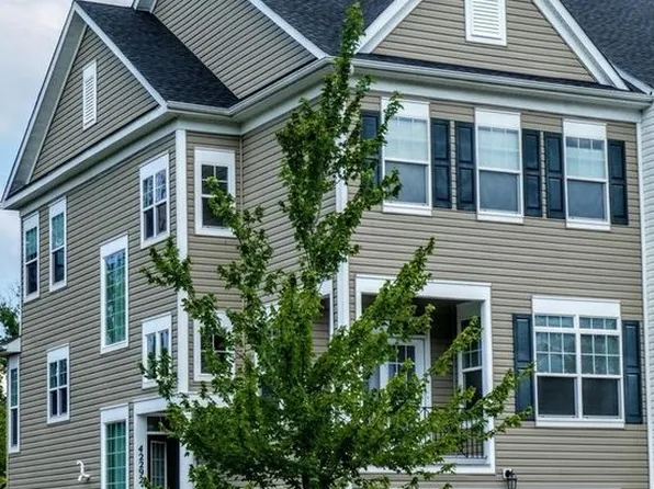 42292 Shoover Sq, Chantilly, VA 20152
