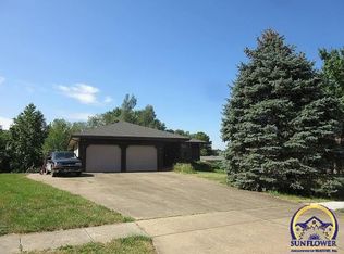 2349 SE Crestwater Dr, Topeka, KS 66605
