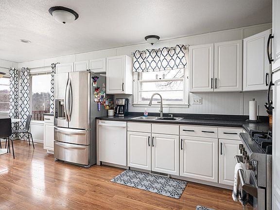 3rd image of 202 Ridgeview Ln S