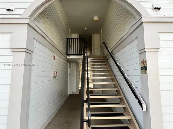 19055 NW 62nd Ave APT 212, Hialeah, FL 33015