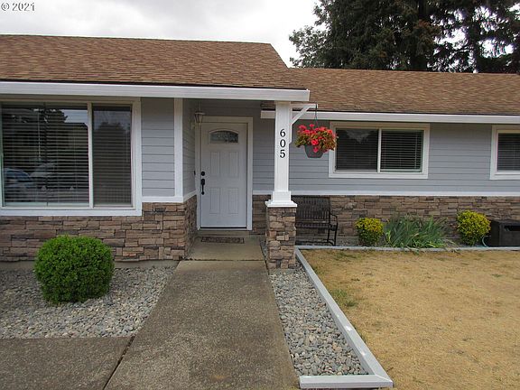 3rd image of 605 NE 152nd Ave