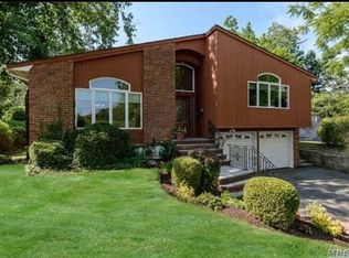 68 Wooley Ln, Great Neck, NY 11023