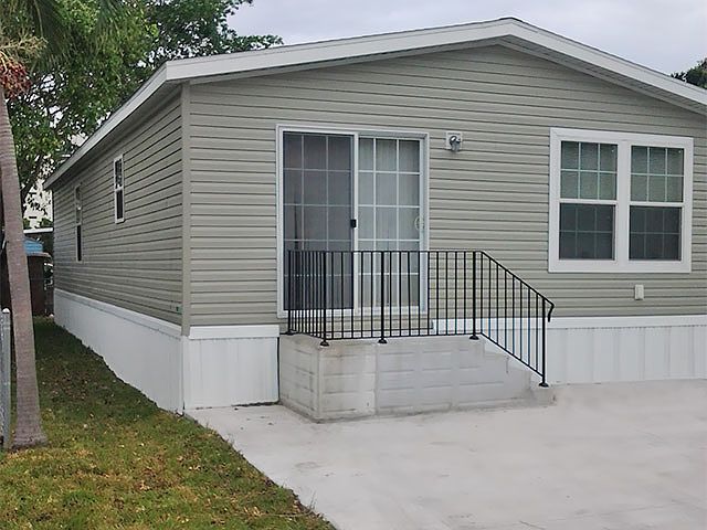 2nd image of 811 SW 128th Ct