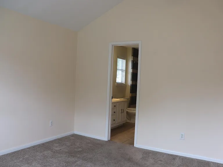 504 Deercreek Ln — Photo 9