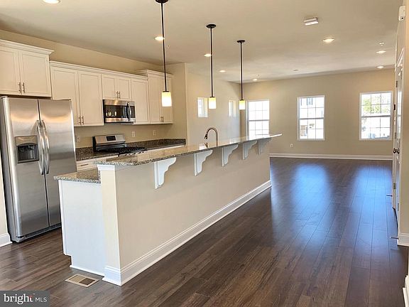 4th image of 8354 Daydream Cres