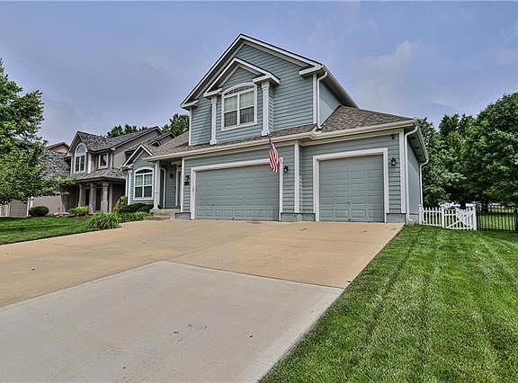 2nd image of 1828 NE Woodview Ln