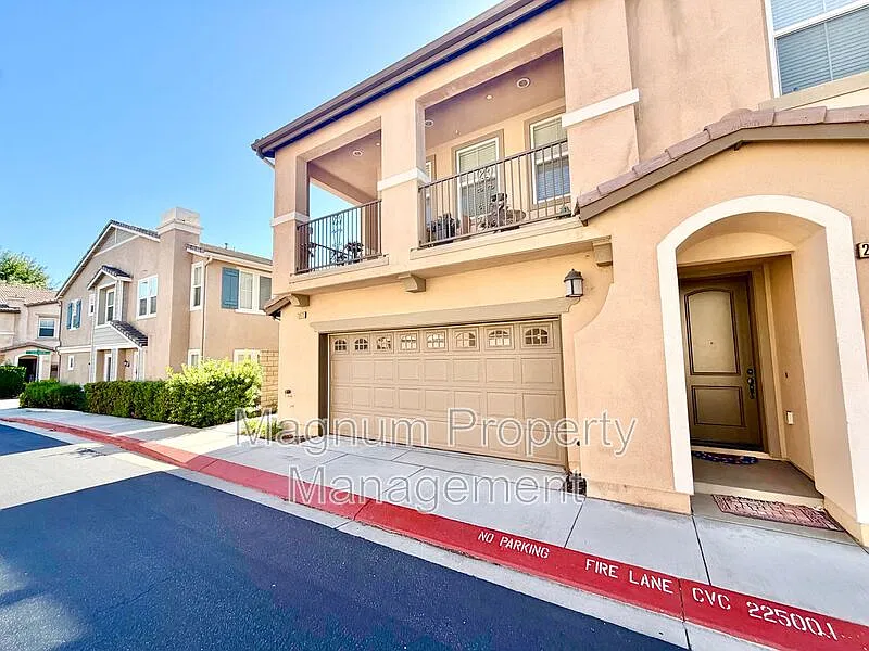 3 bed, 2.5 bath, 1523 sqft, $2,950 — Photo 2