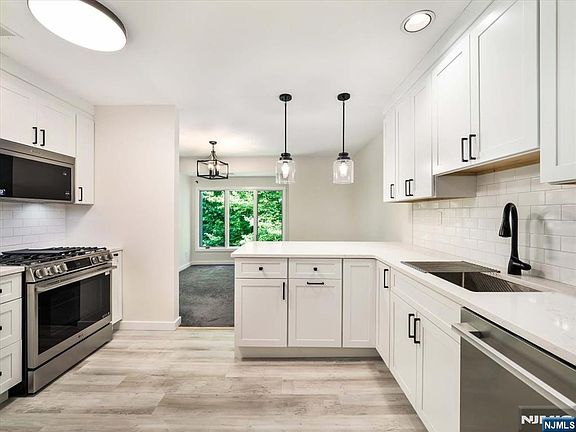 5th image of 241 Indian Hollow Ct
