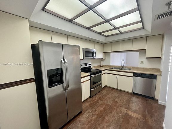 3rd image of 520 Brickell Key Dr APT A1512