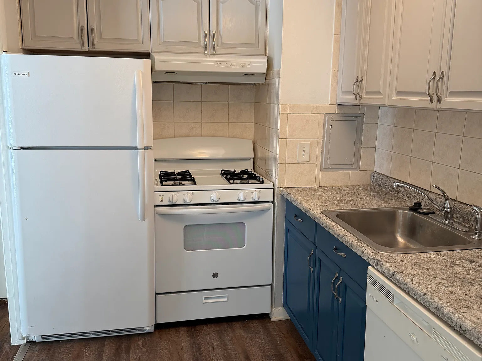 2 bed, 1.0 bath, 871 sqft, $1,600 — Photo 2