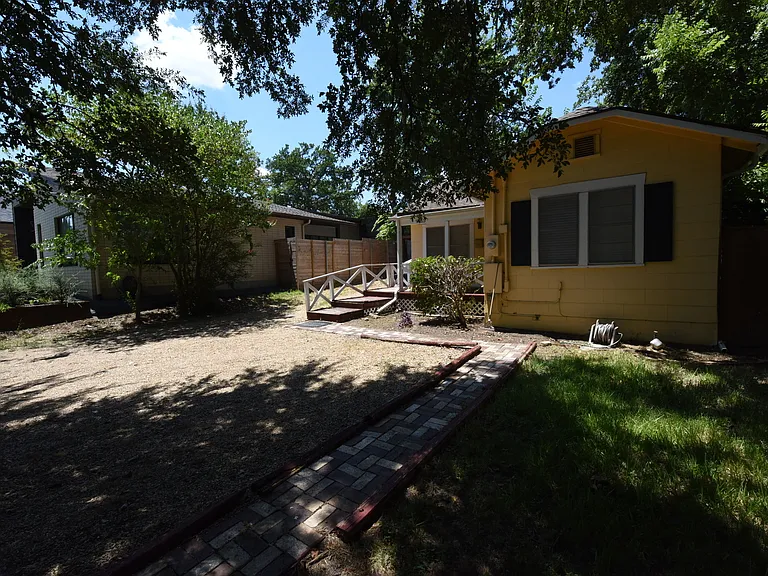 9015 San Leandro Dr — Photo 2