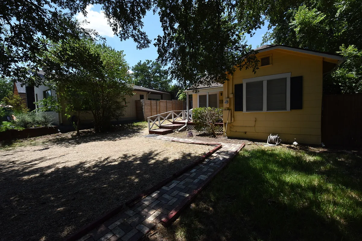 Building Photo - 9015 San Leandro Dr