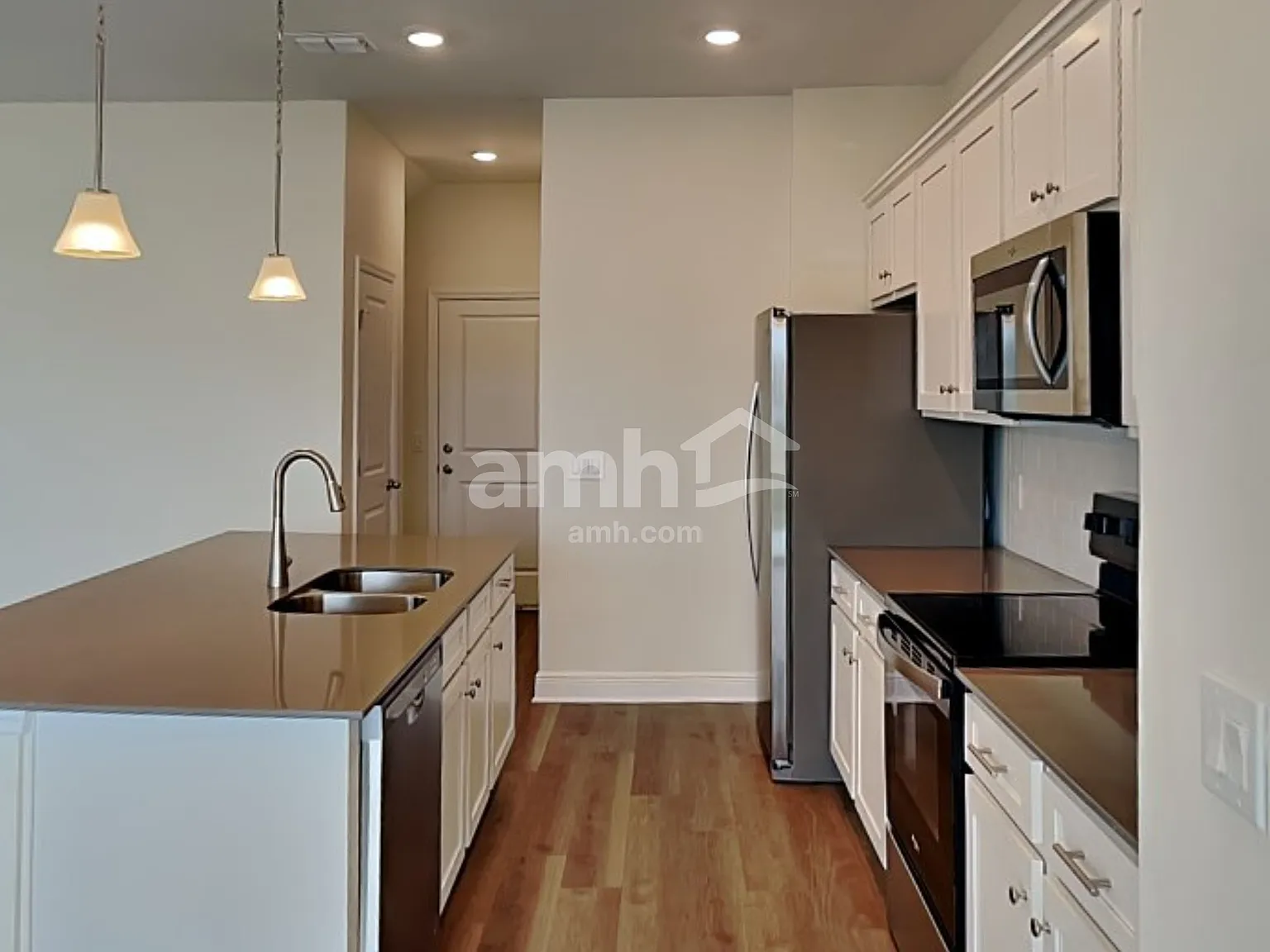 4 bed, 2.5 bath, 1977 sqft, $2,510 — Photo 3