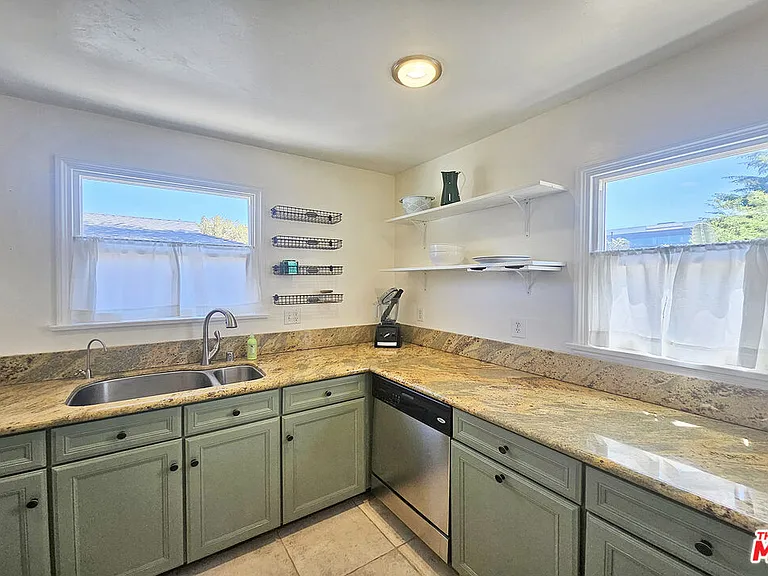 436 N Cordova St — Photo 15