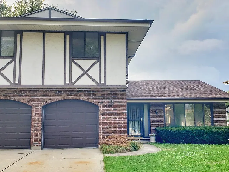 1004 Tiverton Ct — Photo 1