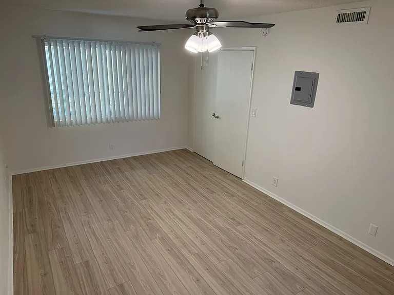 4310 Ventura Cyn Ave — Photo 23