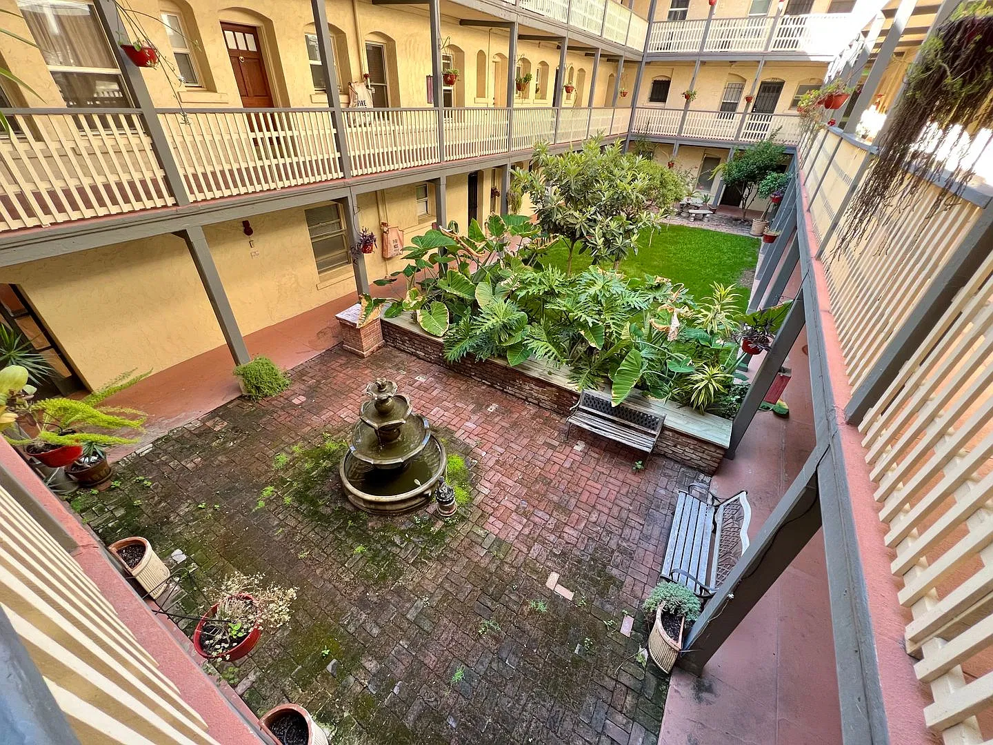 Charming Vintage 1-Bedroom Near Downtown Long Beach Pet Friendly & Full of Character! — Photo 2