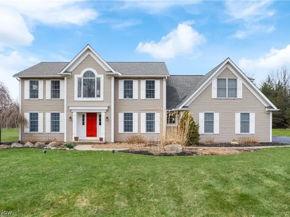 10075 Waterford Trl, Chagrin Falls, OH 44023