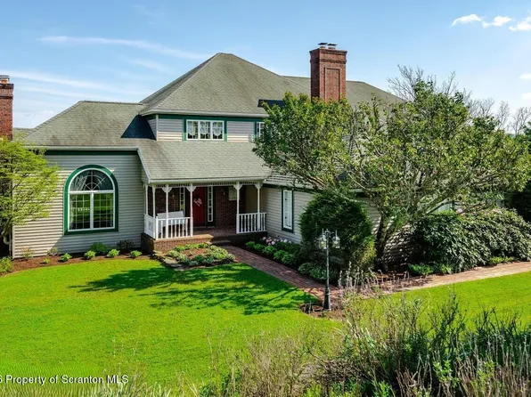 11 Rice Dr, Dallas, PA 18612