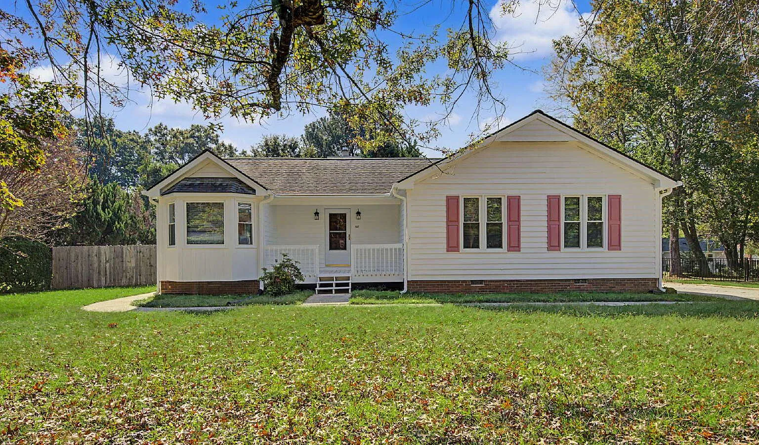 3 bed, 2.0 bath, 1359 sqft, $2,000 — Photo 1