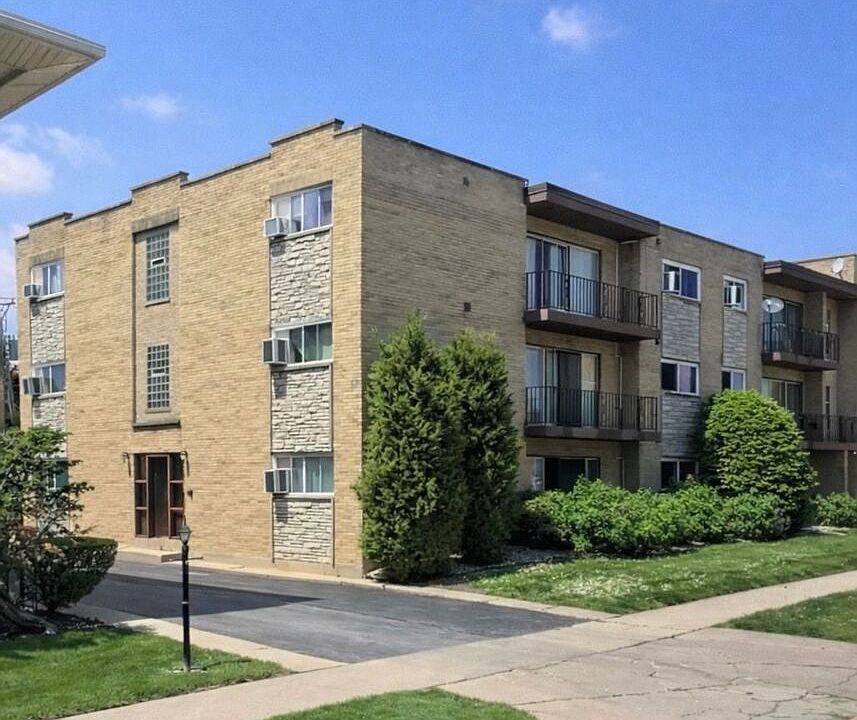 1st image of 10302 S Komensky Ave #5