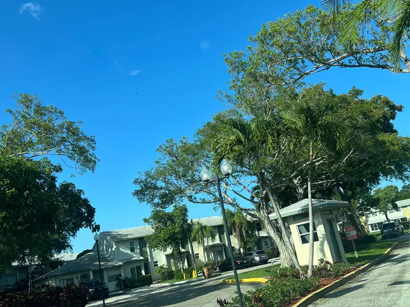 887 Crystal Lake Dr, Pompano Beach, FL 33064