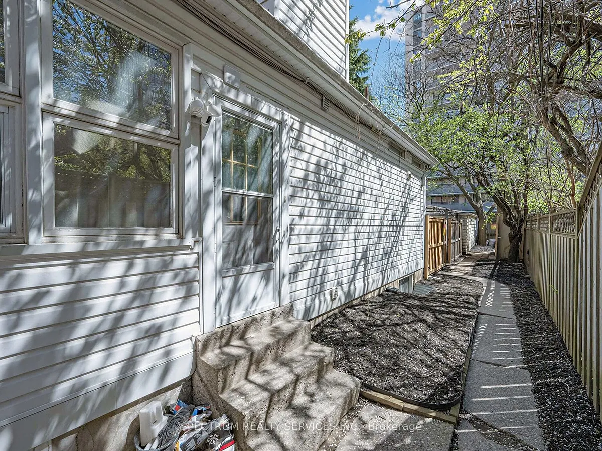 Building Photo - 29 Raglan Ave