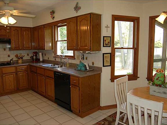 3rd image of 900 Brentmoor Ct