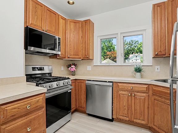 4th image of 71 Grand St