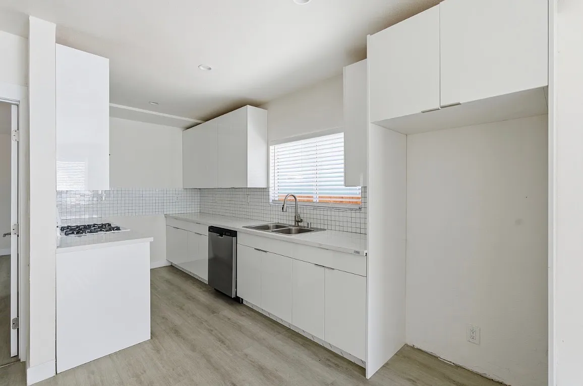 3 bed, 1350 sqft, $3,390 — Photo 3
