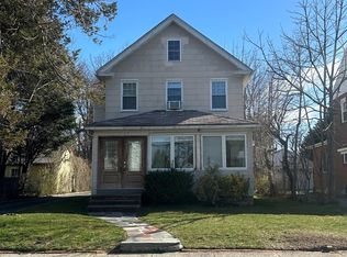 95 Maple St, Great Neck, NY 11023