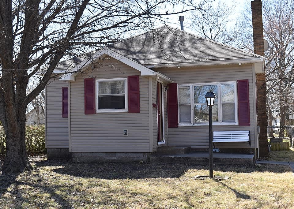 1st image of 904 E 10th St