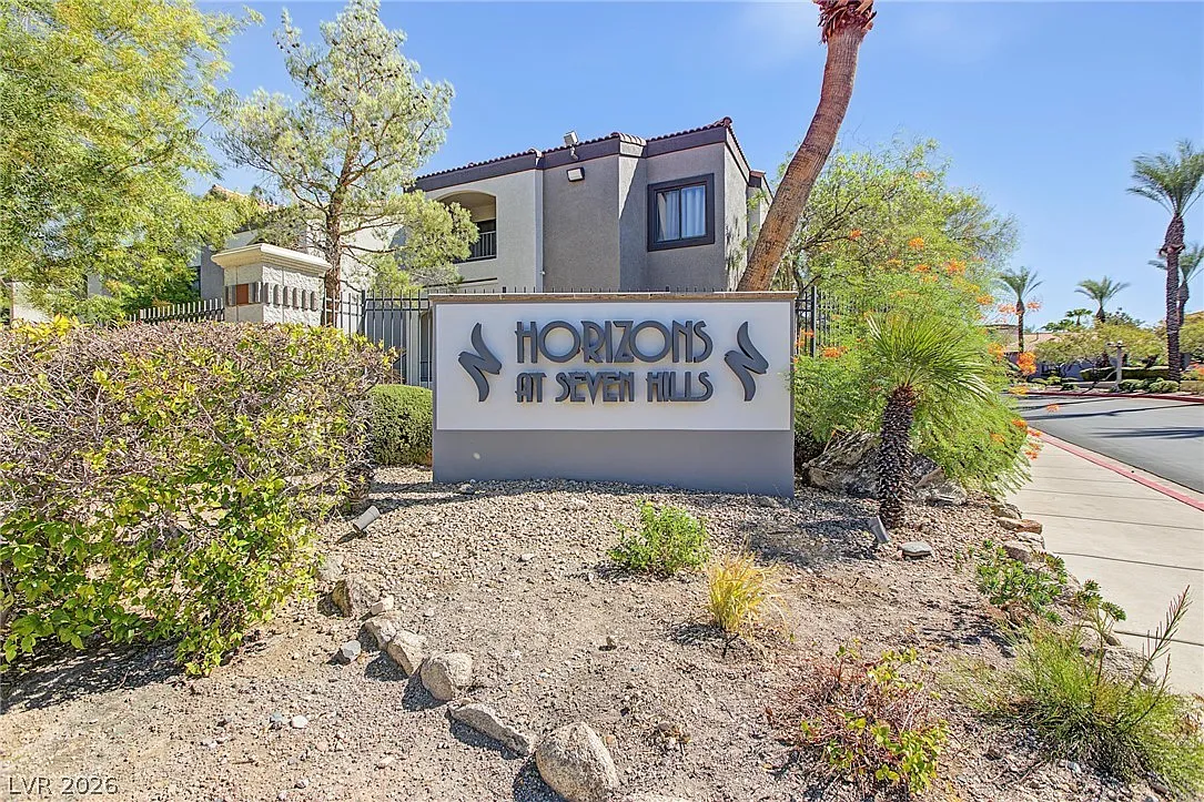 2 bed, 2.0 bath, 921 sqft, $1,499 — Photo 2