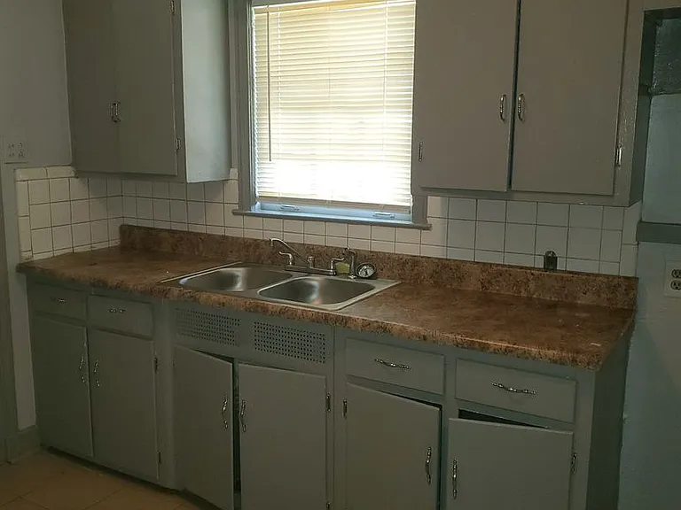 512 S Pkwy E — Photo 3