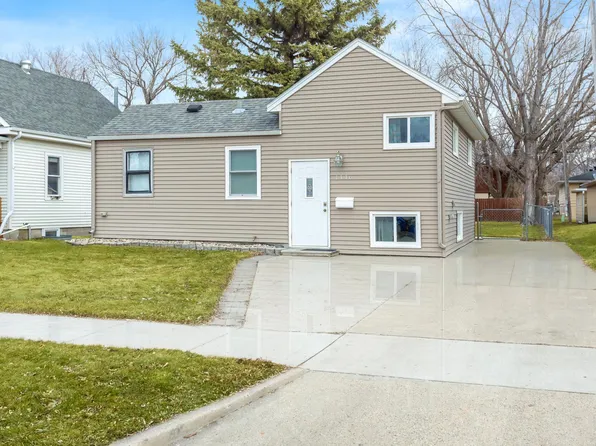 1446 16 1/2 St S, Fargo, ND 58103