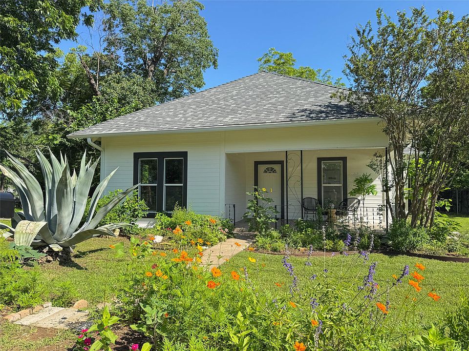 1st image of 302 E Brenham St