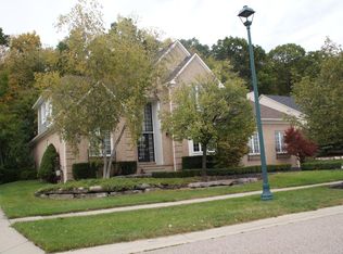 1625 Springview Ct, Rochester, MI 48307