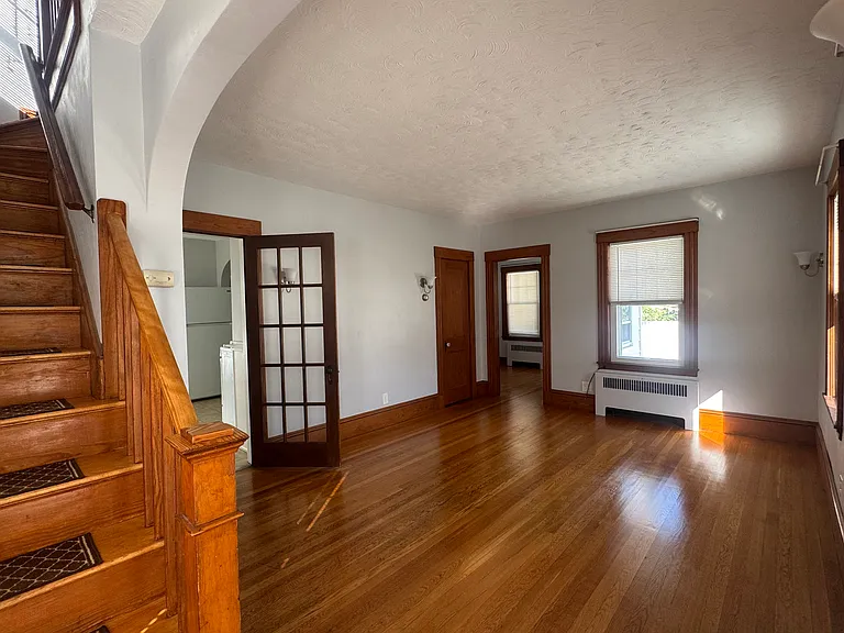 131 Ashley St — Photo 2