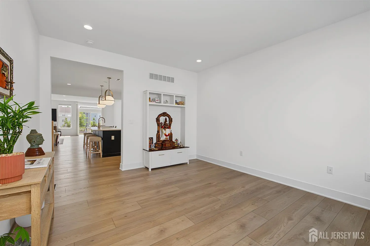 3 bed, 2.5 bath, 2300 sqft, $4,200 — Photo 4
