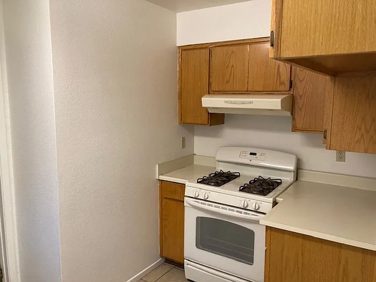 860 W Commercial Ave — Photo 5