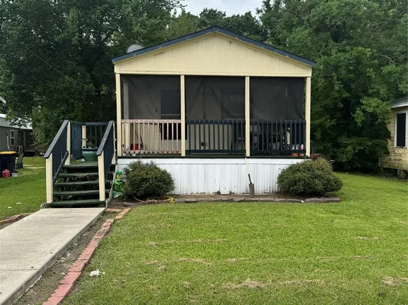 1212 Work St, Anahuac, TX 77514