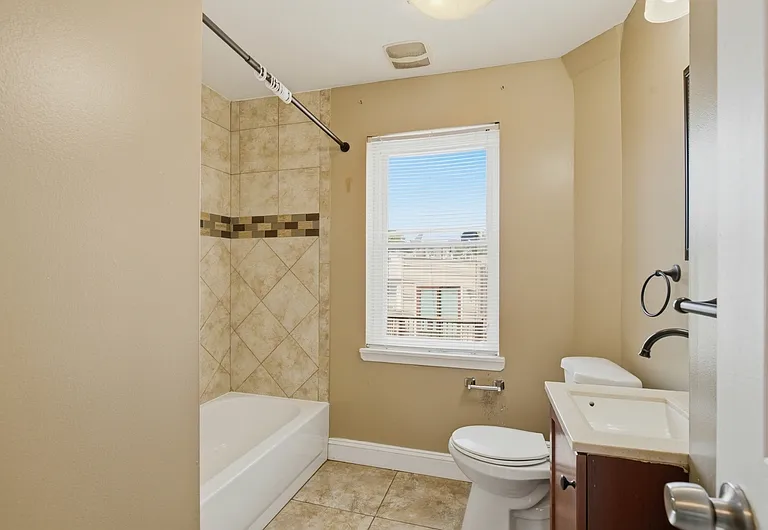 1214 Marshall St — Photo 9