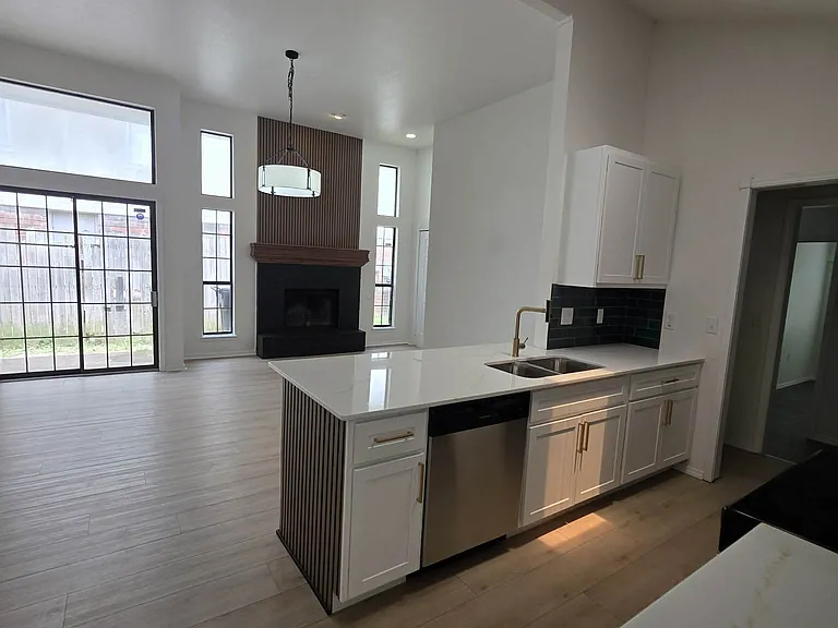 2307 N Lincoln Ave — Photo 1