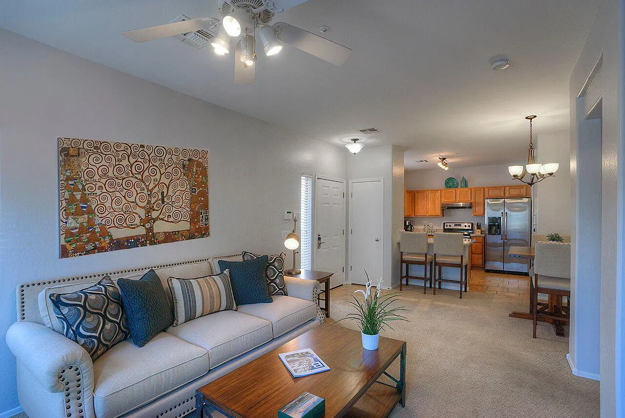 525 N Miller Rd — Photo 2