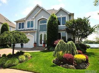 56 Crescent Cove Ct, Seaford, NY 11783