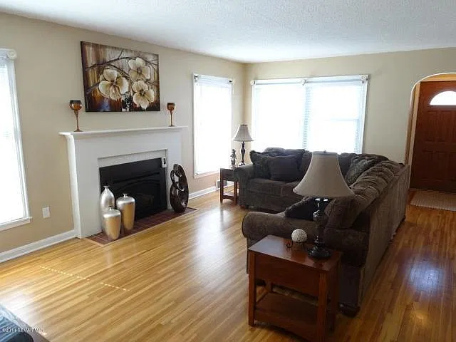 3 bed, $1,800 — Photo 2