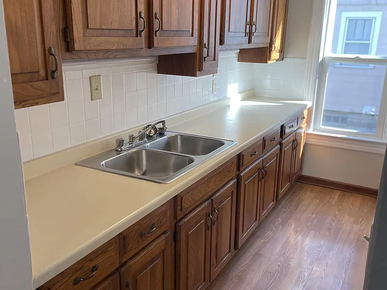 1318 W Spencer St — Photo 8