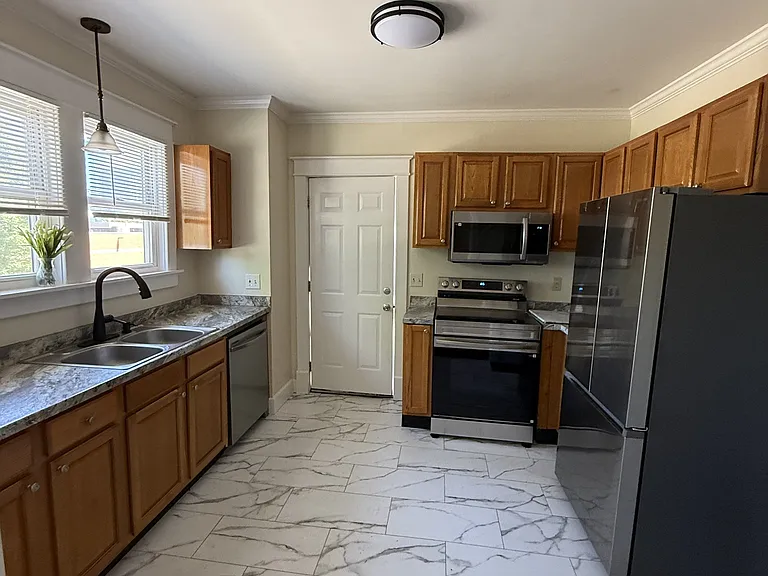 1813 Pearl St — Photo 5