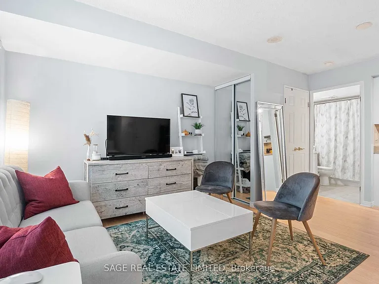 230 King St E #504 — Photo 9
