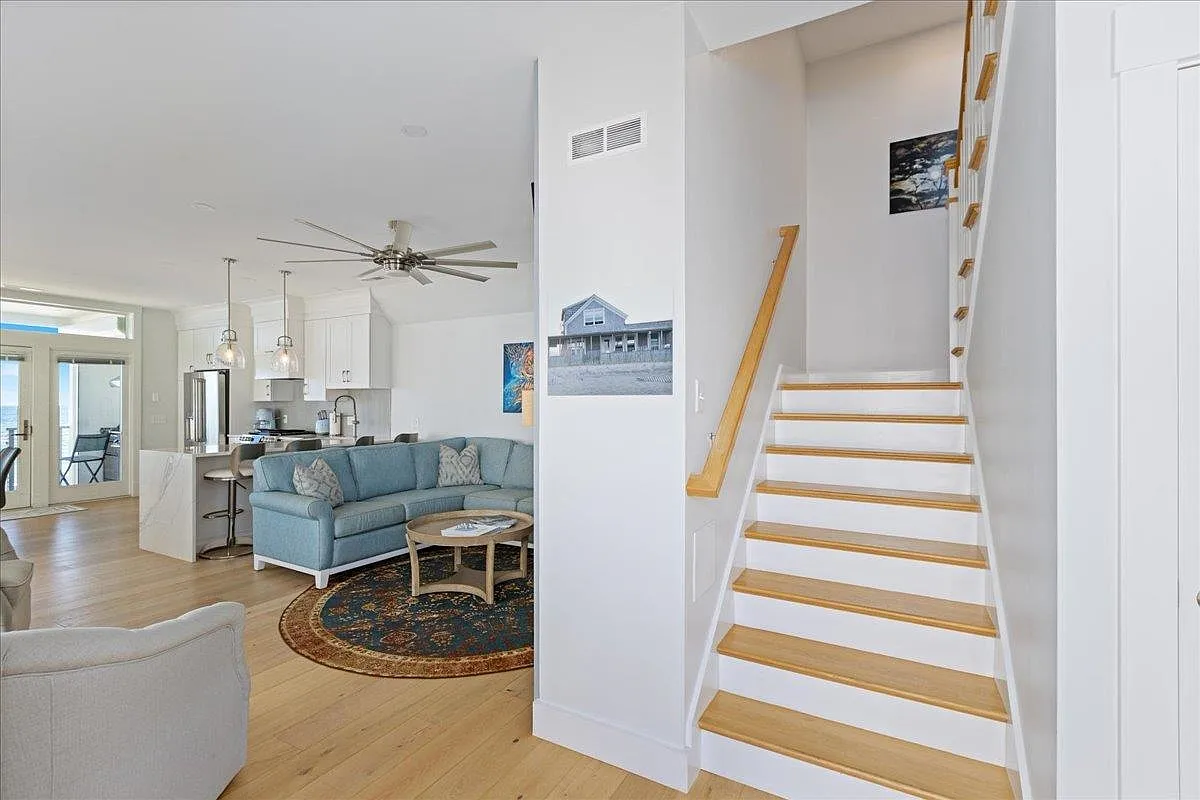 3 bed, 3.0 bath, 2256 sqft, $7,000 — Photo 3